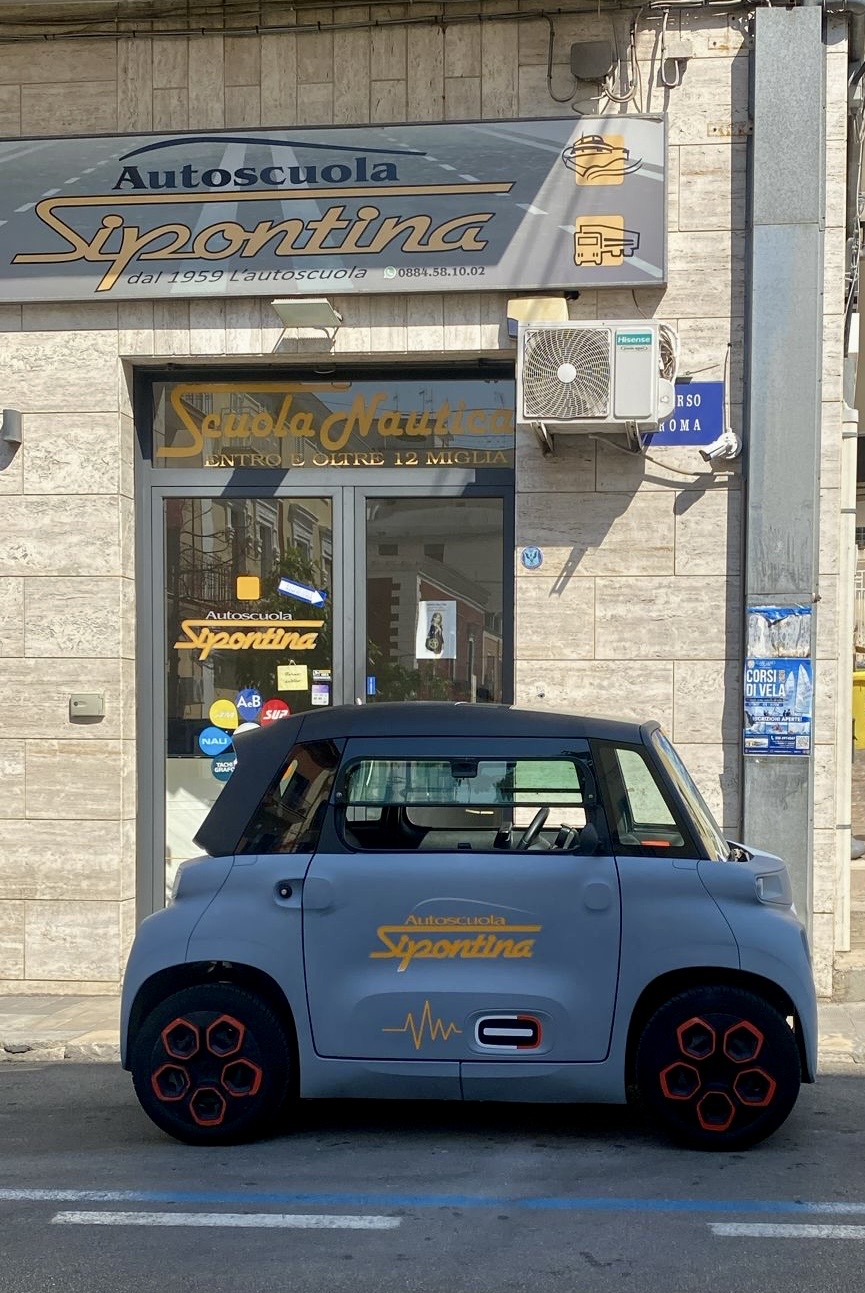 Microcar dell'Autoscuola Sipontina davanti alla sede di Corso Roma