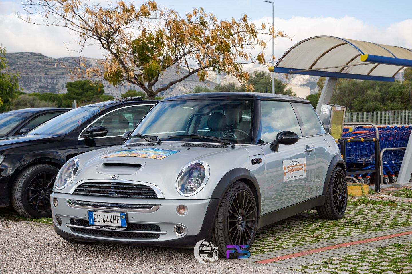 Auto con i colori dell'Autoscuola Sipontina